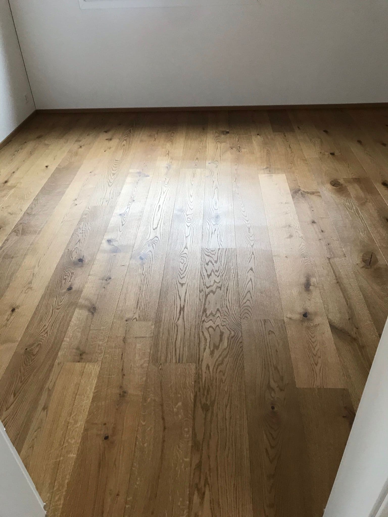 RH Parkett bei der Verlegung eines Bodens